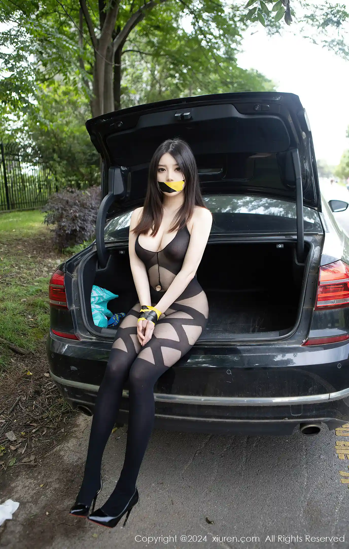 图片[6]-[XiuRen秀人网]VOL.8708 模特豆瓣酱车内场景性感薄透连体黑丝秀丰满身材惹火诱惑写真104P-秀人网官方网站